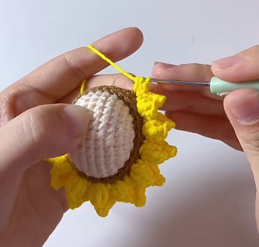 Patrón de llavero de girasol de crochet