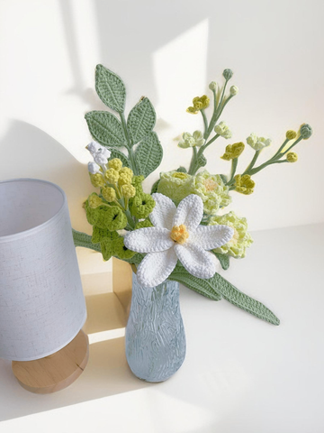 Lilyrosy Crochet flowers in vase