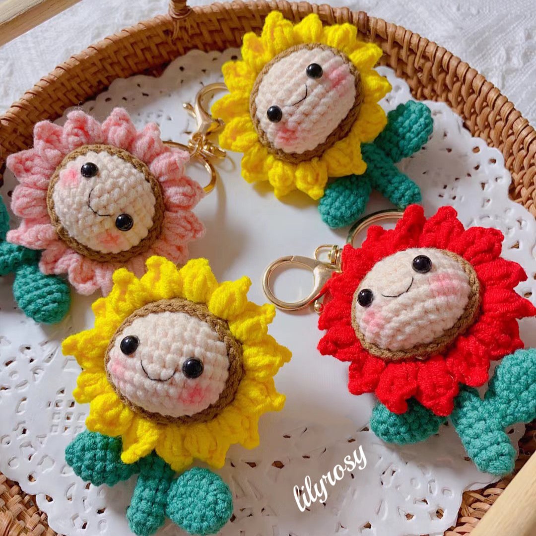 crochet  sunflowers keychain ，pendant,Handmade gifts for birthday, graduation,anniversary,valentine's day