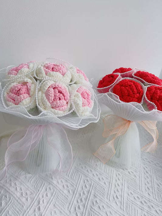 钩针玫瑰新娘花束。婚礼鲜花，永恒花束，独特的手工鲜花
