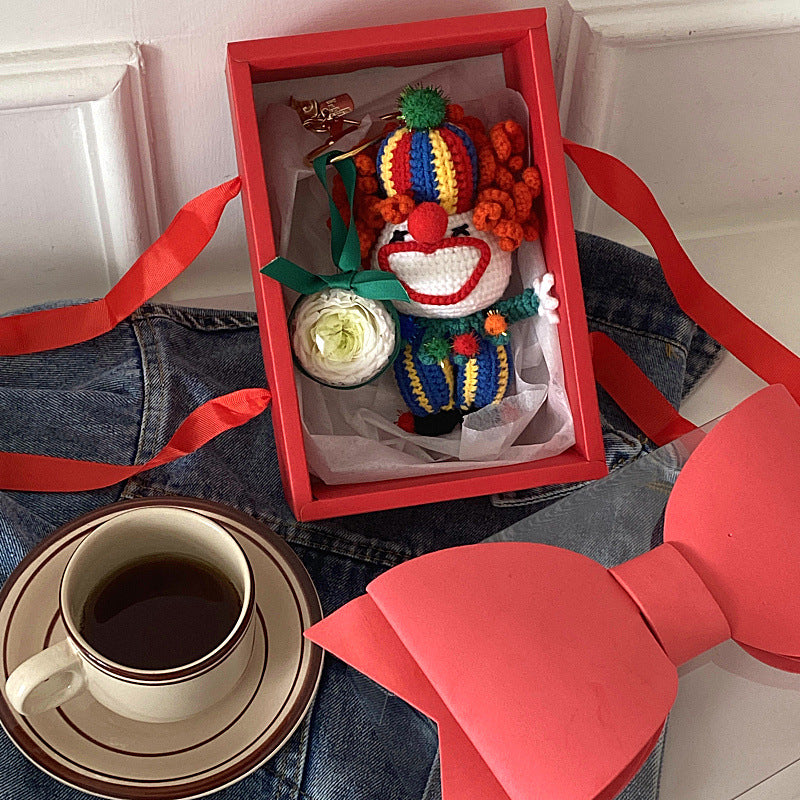 Flor preservada Comedia Vida Joker Tejido Colgante Bowknot Caja de regalo roja